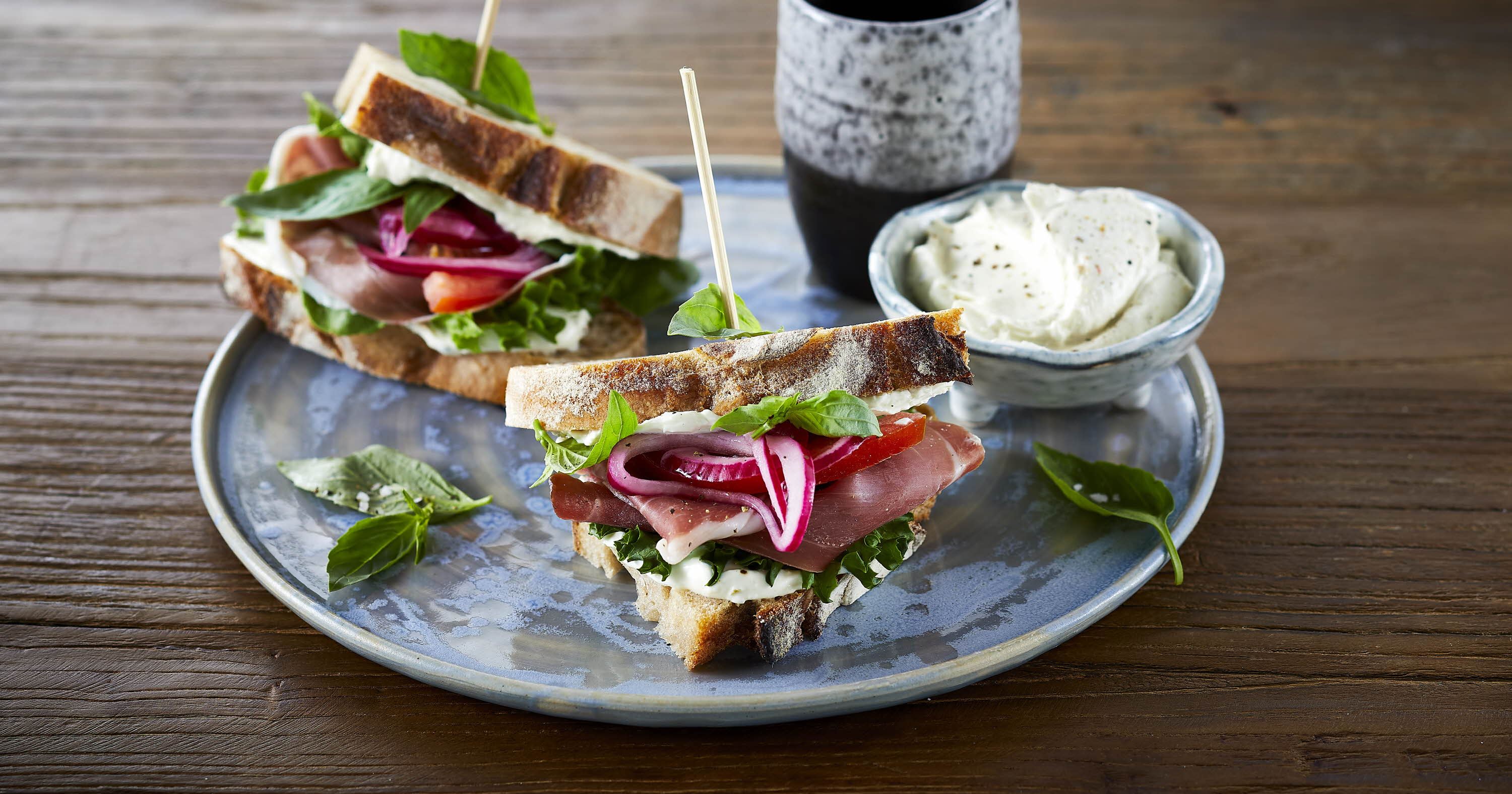 Sandwich med serrano skinke og syltede rødløg