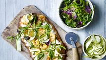 Hvid pizza med stegte rejer og grønne asparges