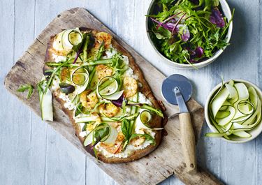 Hvid pizza med stegte rejer og grønne asparges