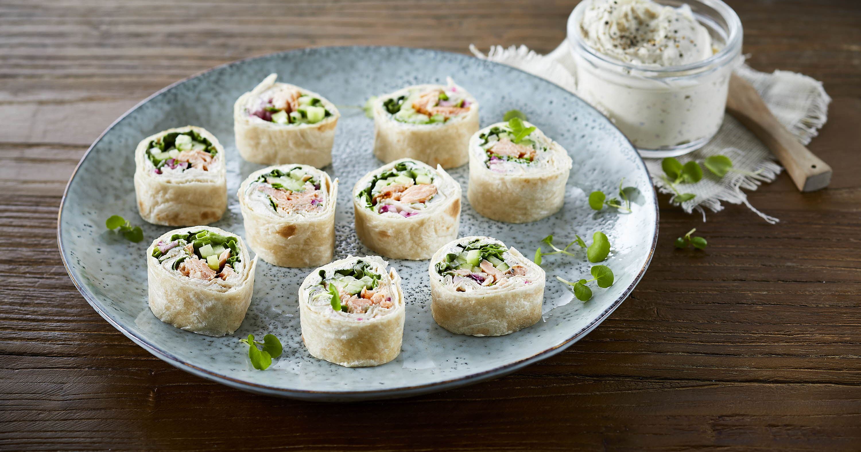 Wrap ruller med varmrøget laks og brøndkarse