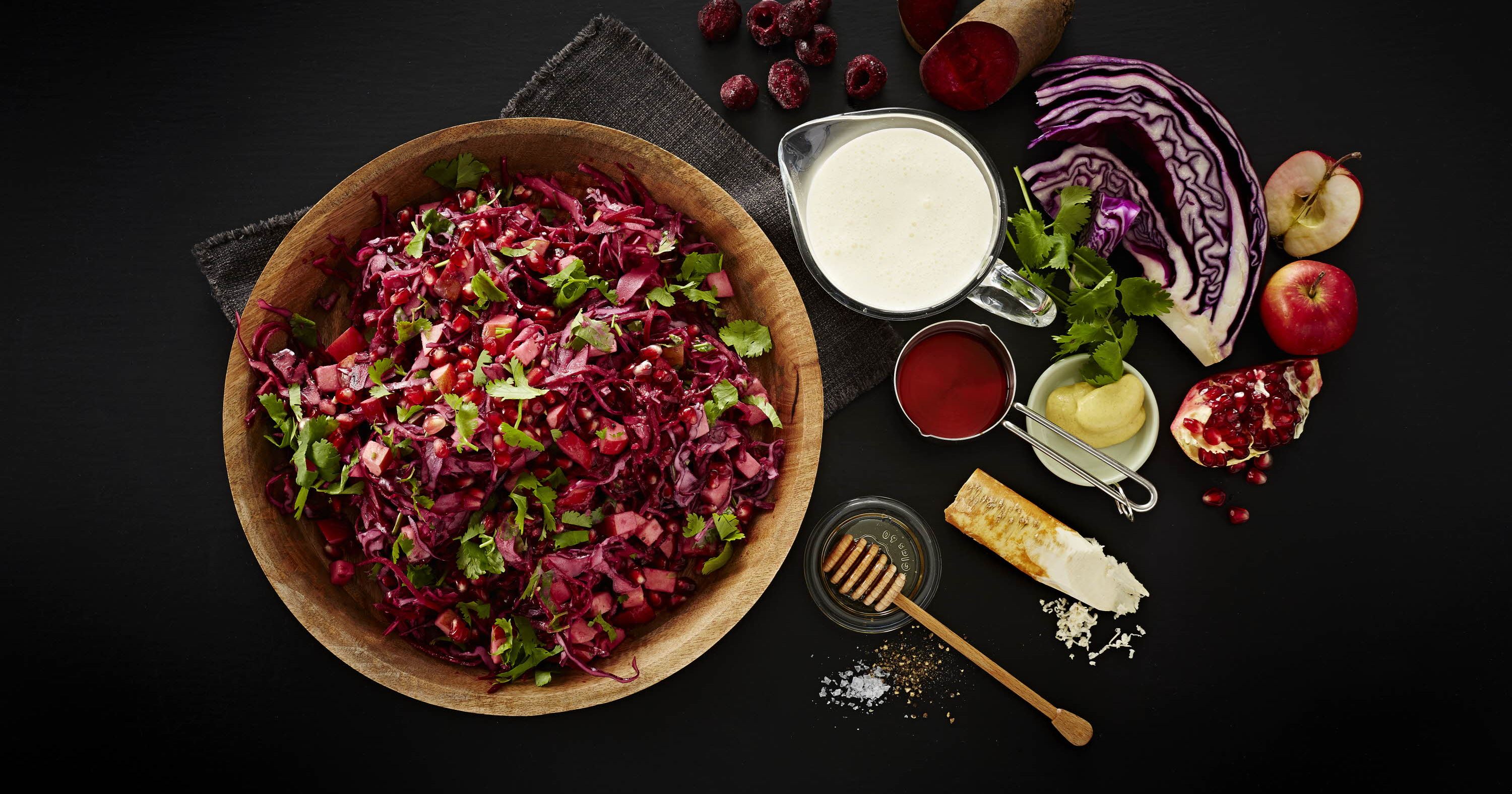 Coleslaw af rødkål, rødbeder og granatæblekerner