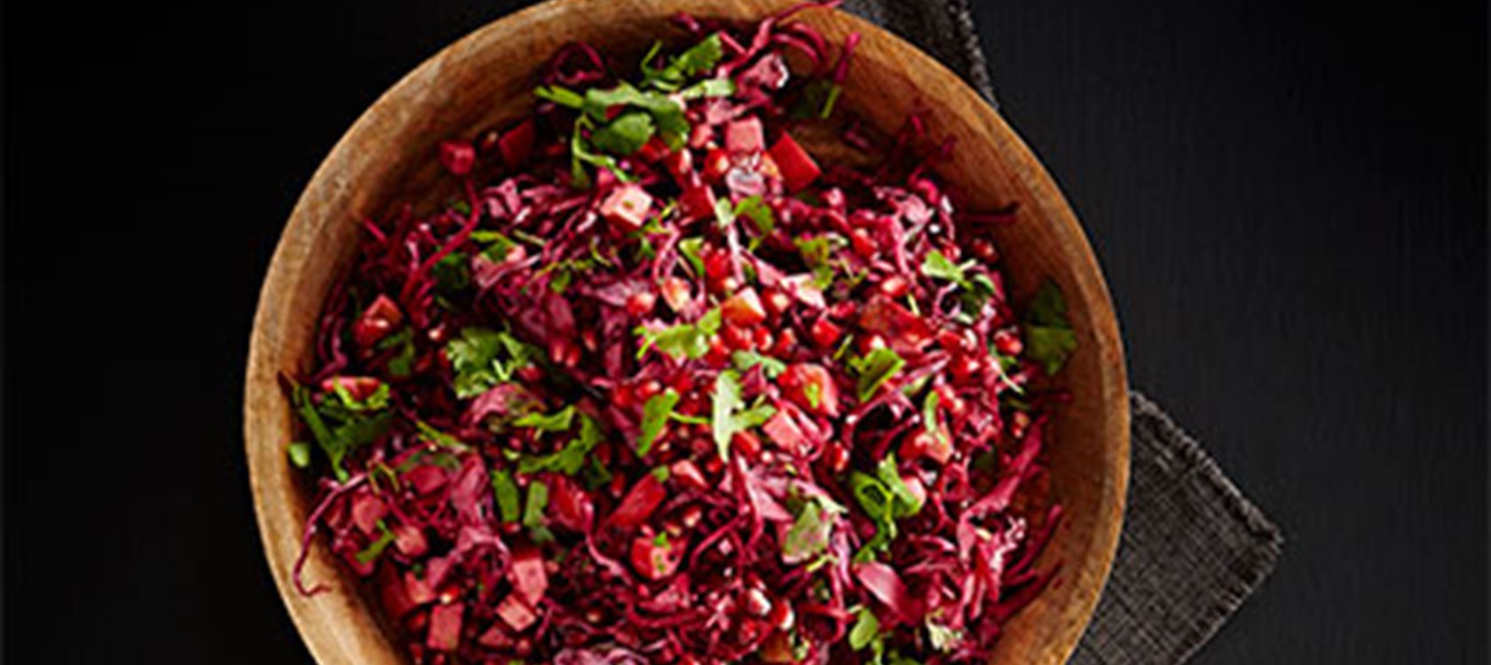 Coleslaw af rødkål, rødbeder og granatæblekerner