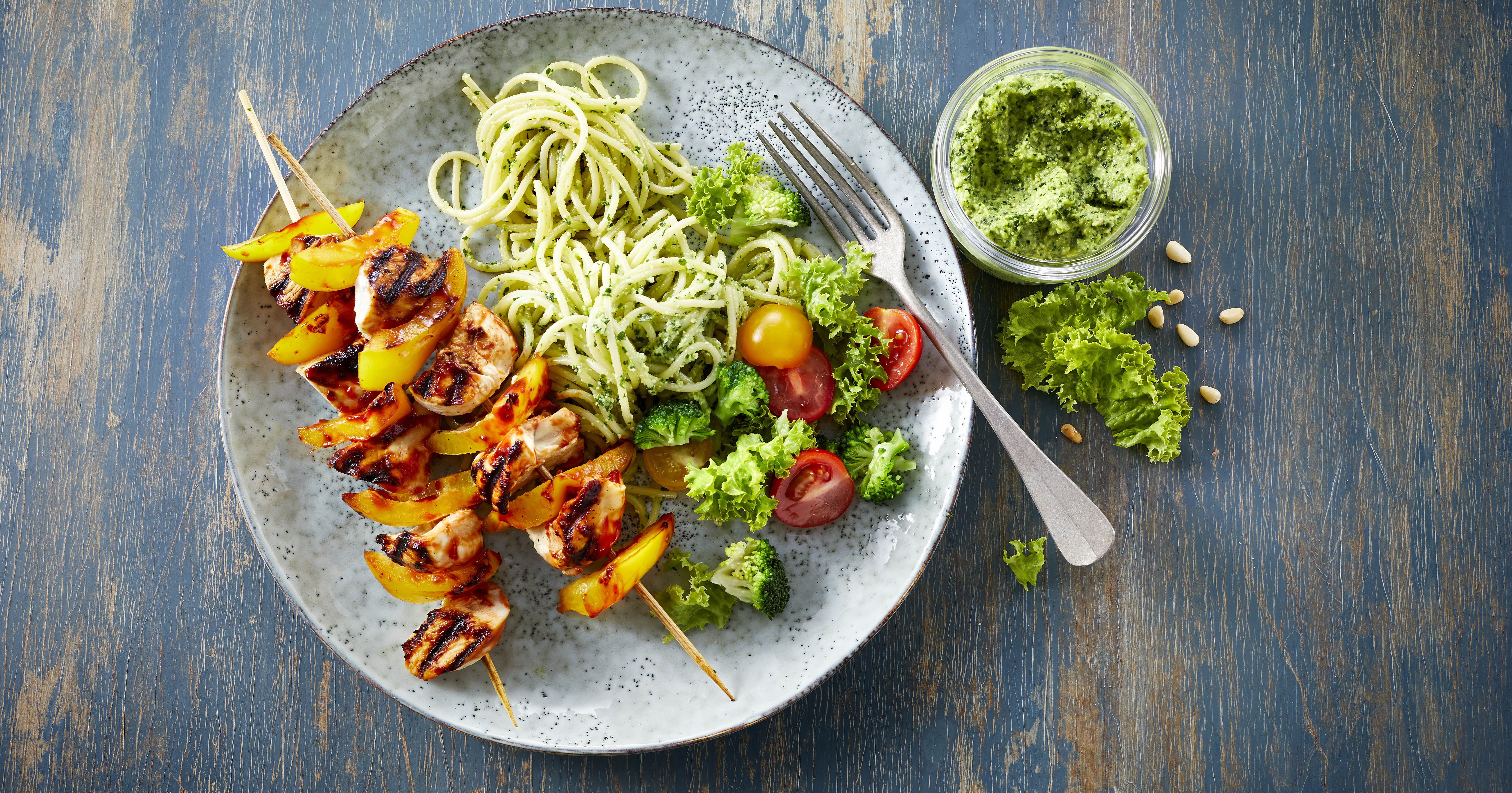 Kyllingespyd med spaghetti og pesto