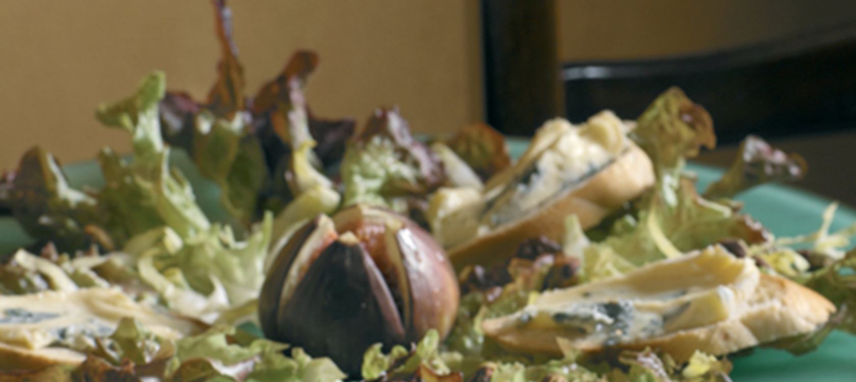 Salat med ostebrød