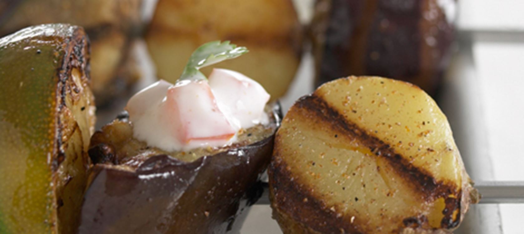 Grillede auberginer og kartofler i yoghurtmarinade