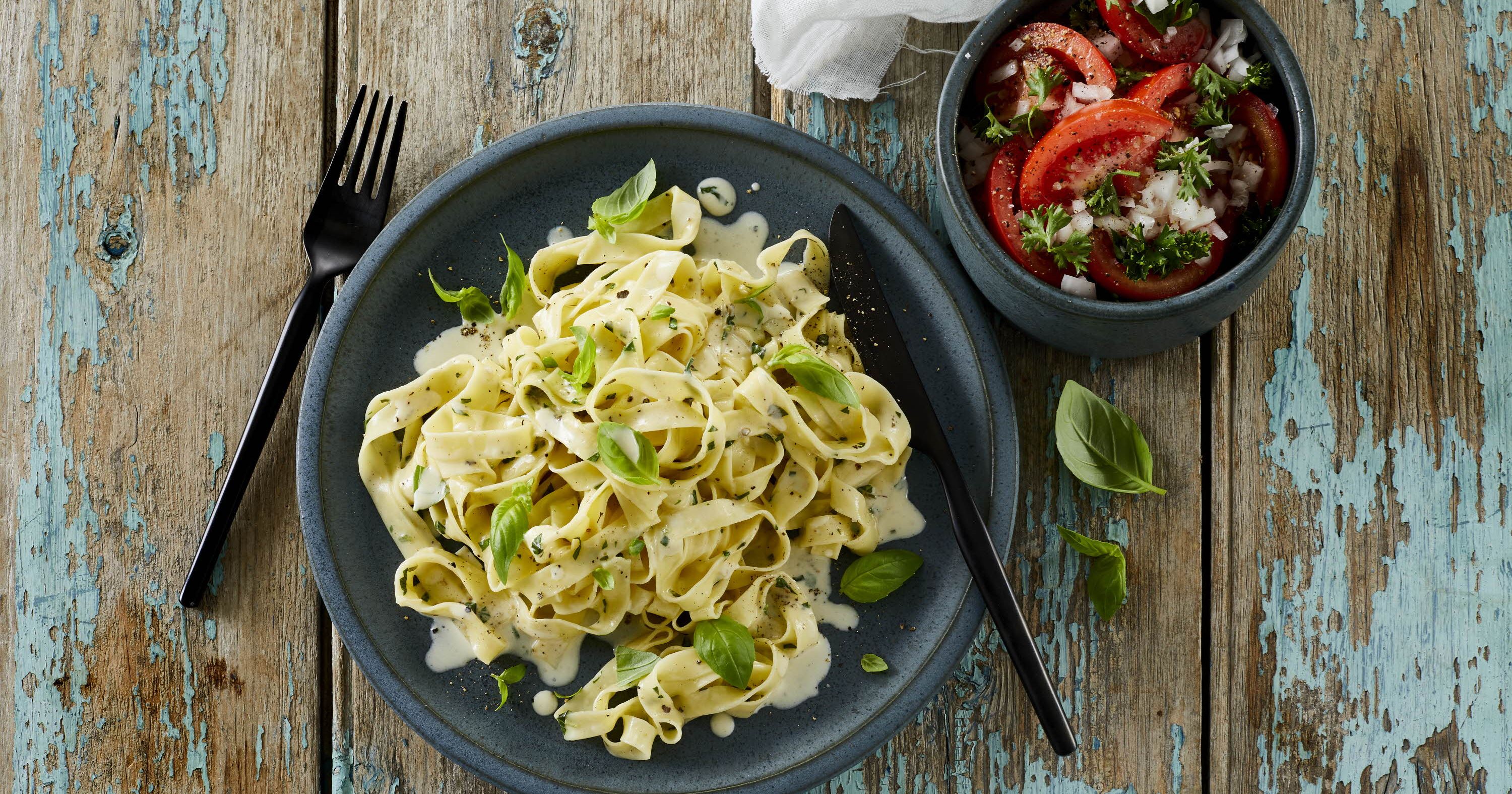 Pasta med ost og tomatsalat