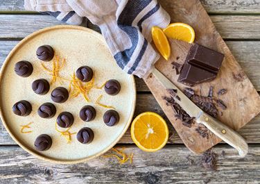 Fyldte chokolader med orange-nougat-knas 