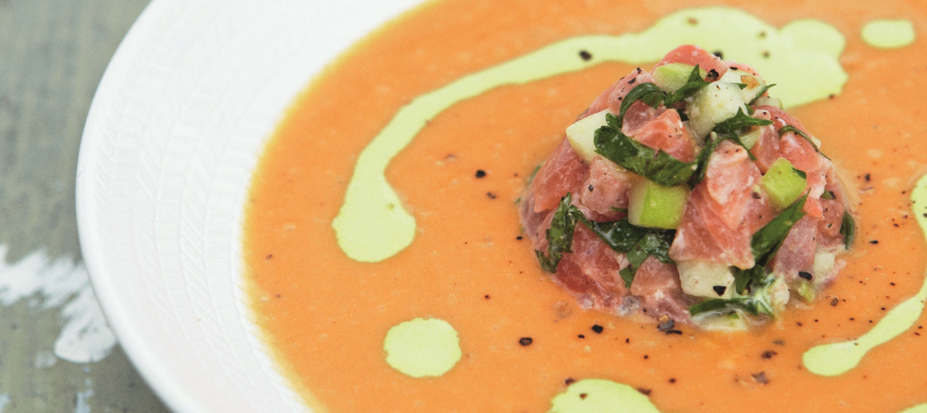 Gylden suppe med råmarineret laks