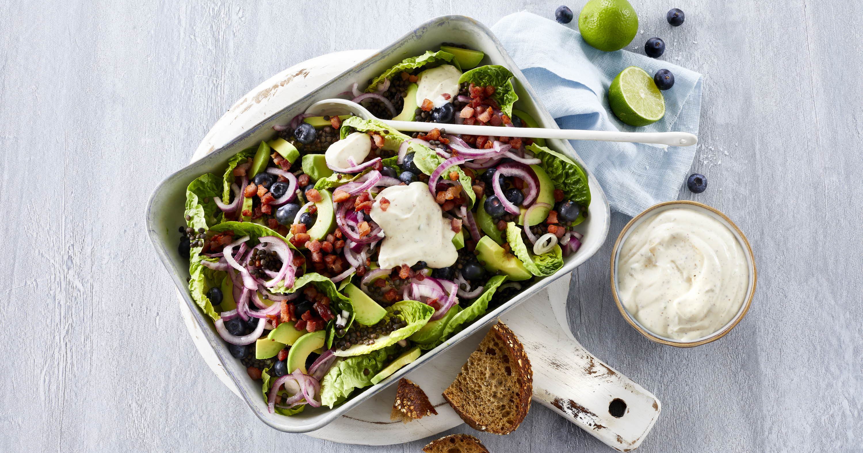 Salat med bacon og saltsyltede rødløg