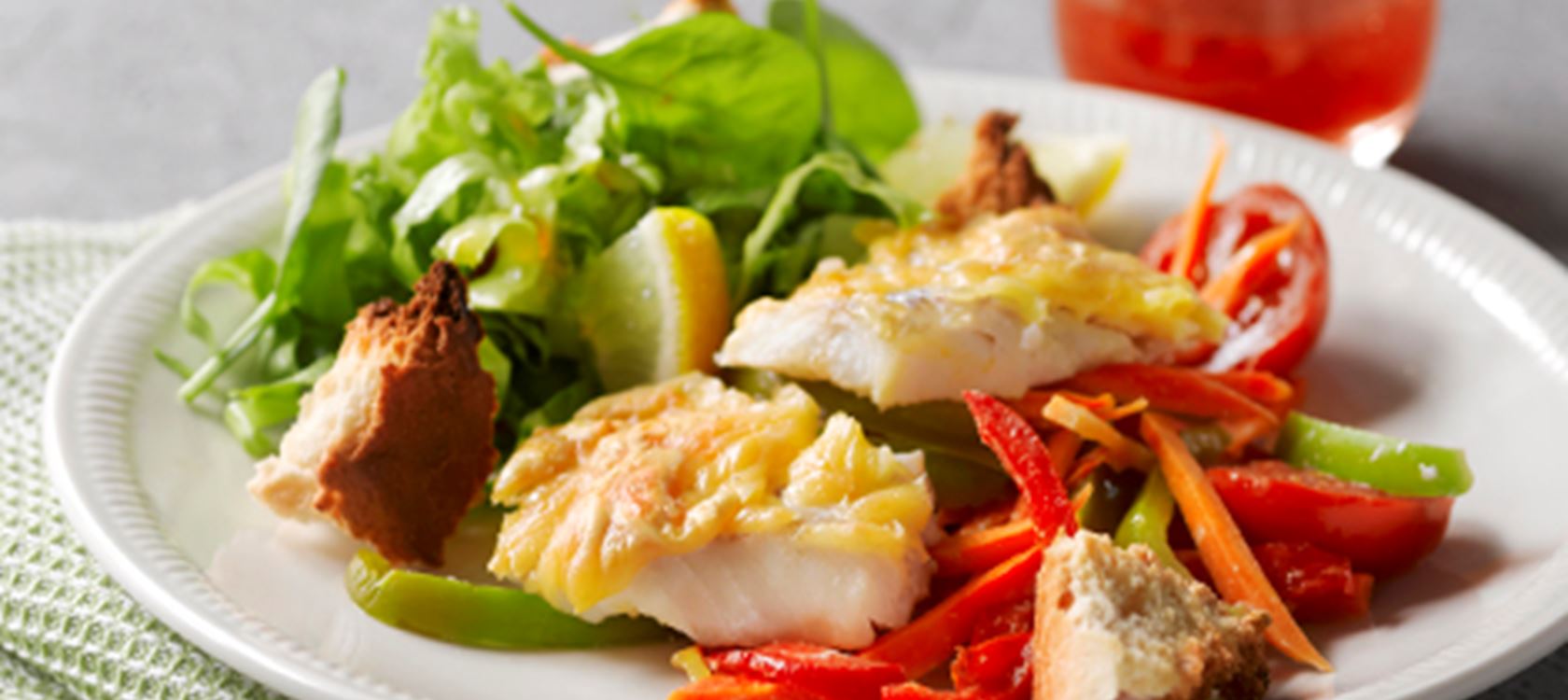 Fisk med bagt ost og croutoner
