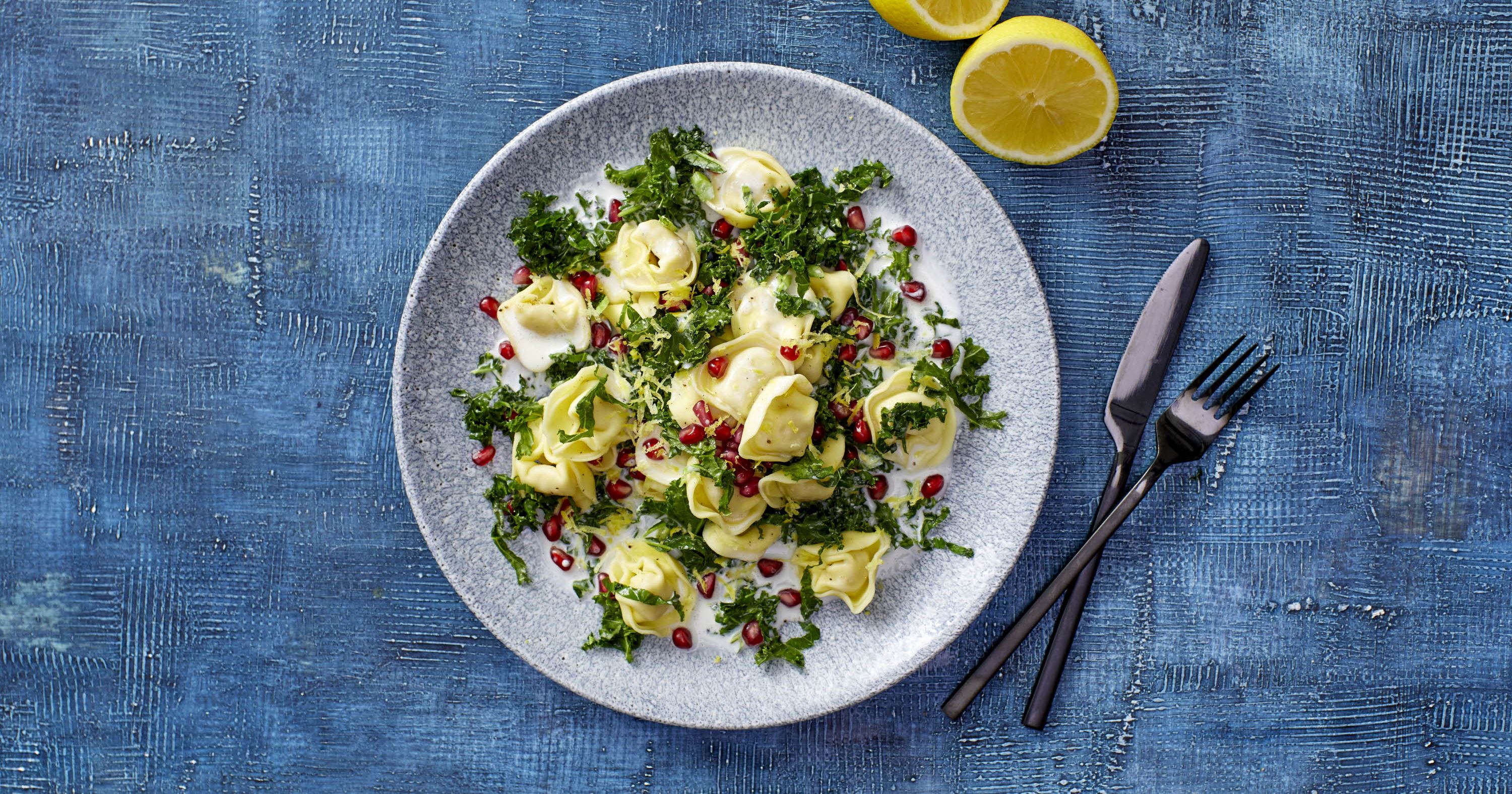 Tortellini med grønkål og granatæble