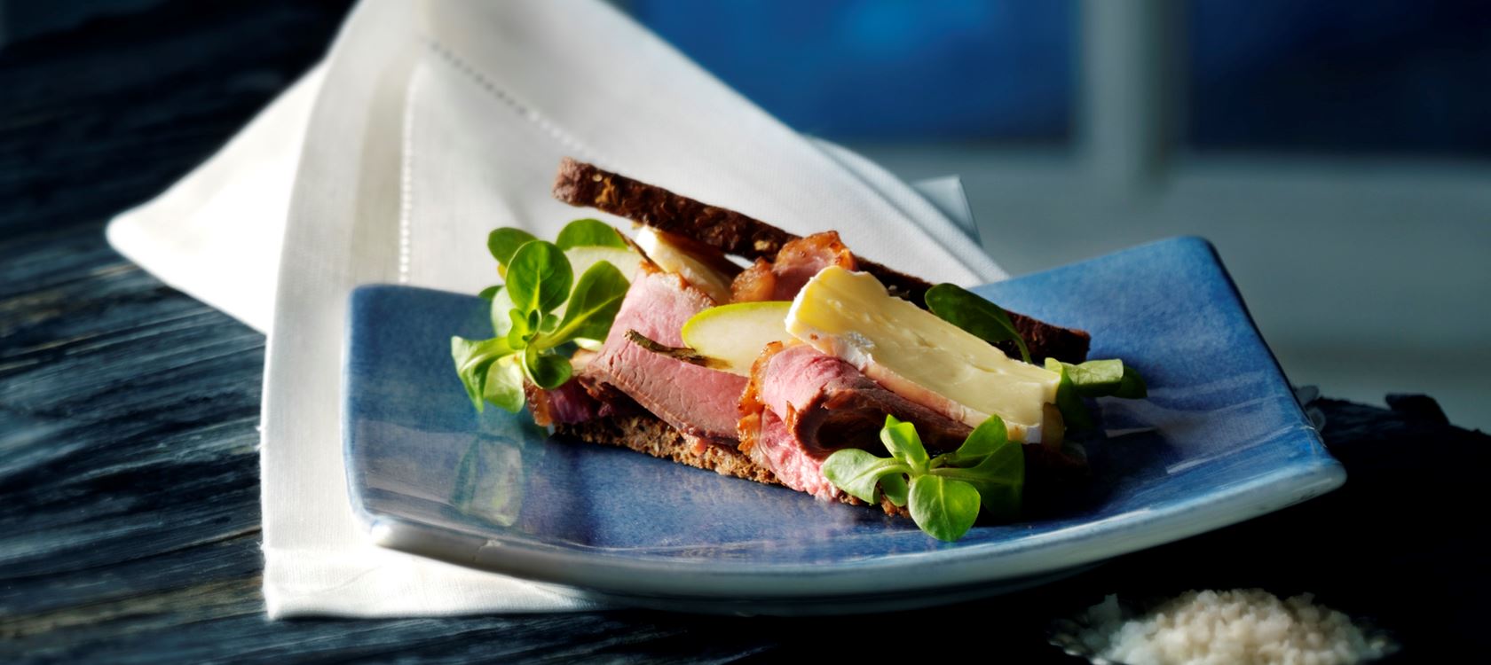 Rugbrødscrostini med and og mangochutney