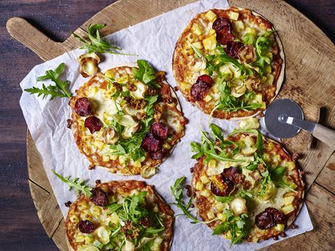 Små pizzaer med sprøde rodfrugter
