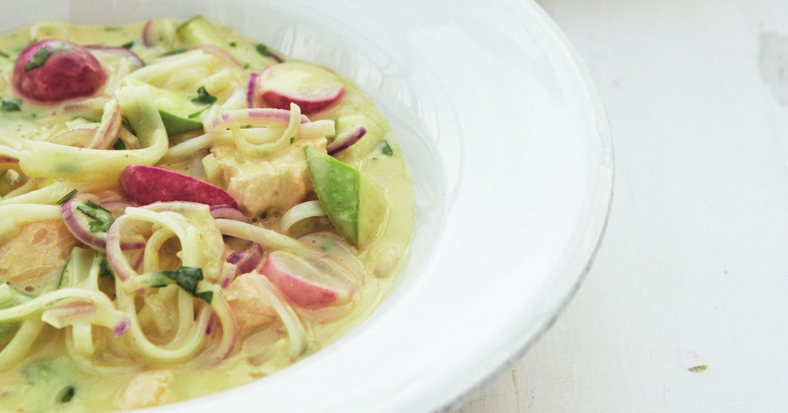 Nudelsuppe med fisk, frugt og grønt