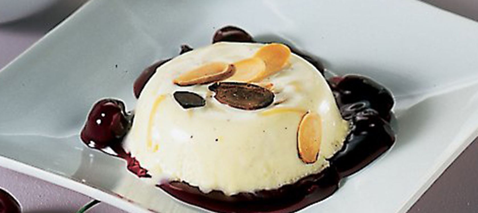 Vaniljebudding med frugtsauce