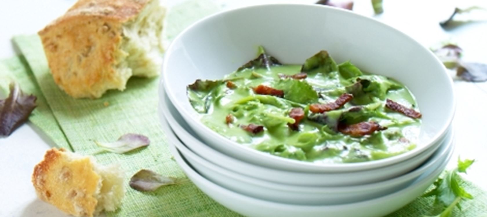 Grøn ærtecreme med bacon og havesalater