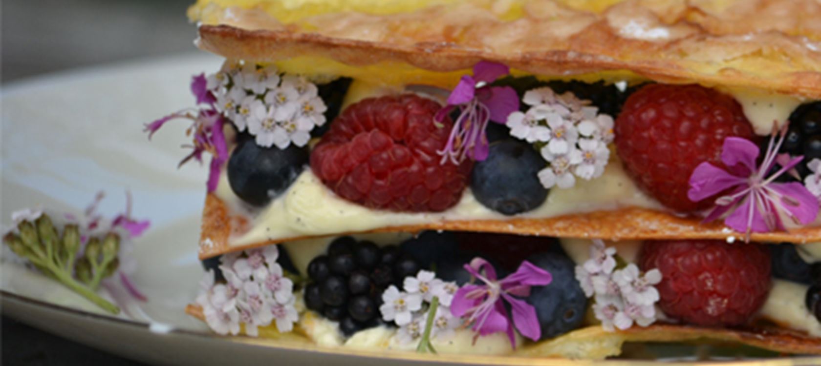 Sprøde glaserede pastaplader med passionsfrugtcreme og spiselige blomster