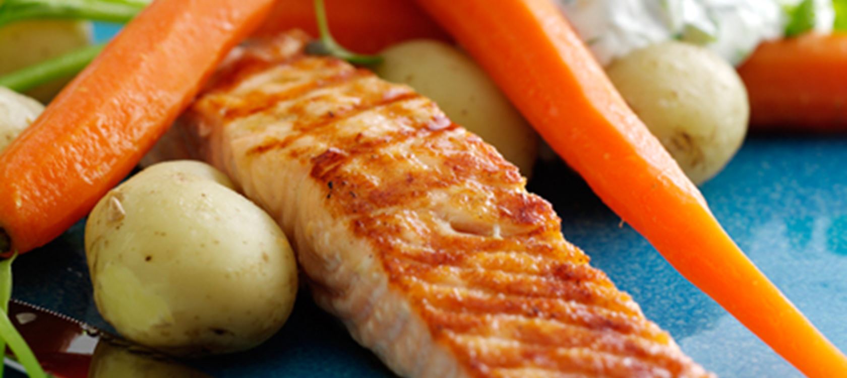 Grillstegt laks med brøndkarsecreme og nye gulerødder og kartofler