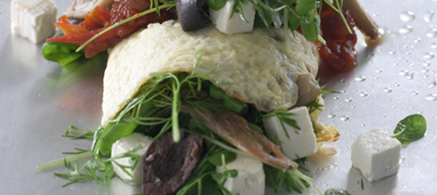 Omeletrulle med østershatte, kryddersalat og tomatchutney