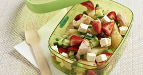 Kartoffelsalat med jordbær, ærter og ost