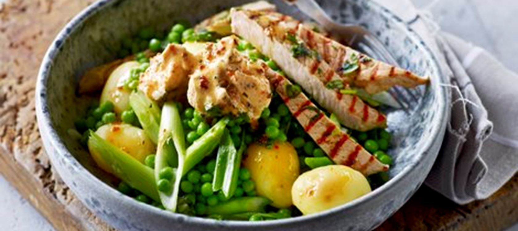 Grillede schnitzler med grønt og kryddersmør