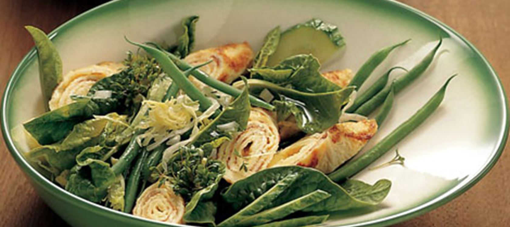 Salat med omeletbidder