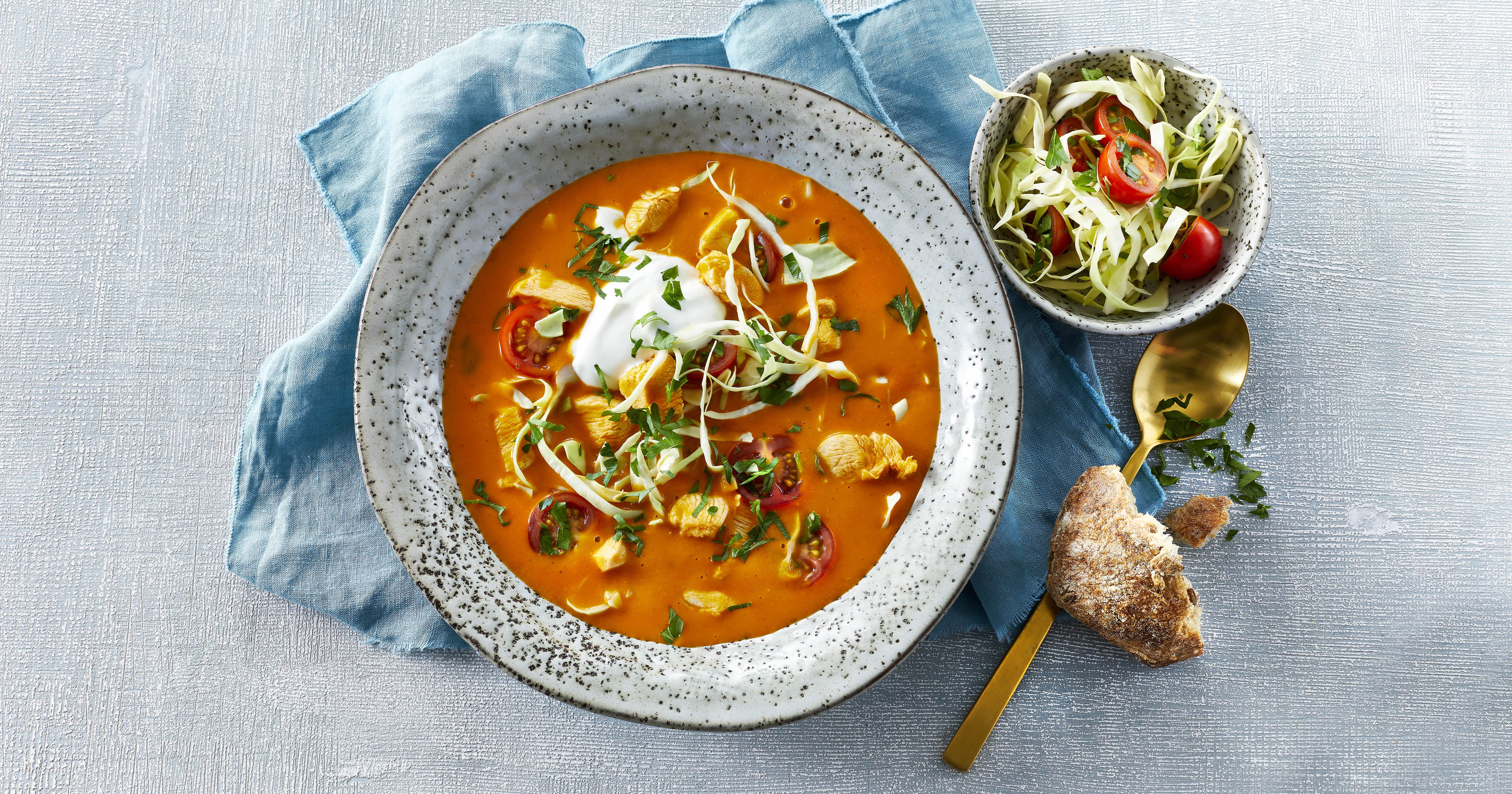 Hurtig tomatsuppe med kylling og spidskål