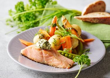 Nye grøntsager med stegt fisk