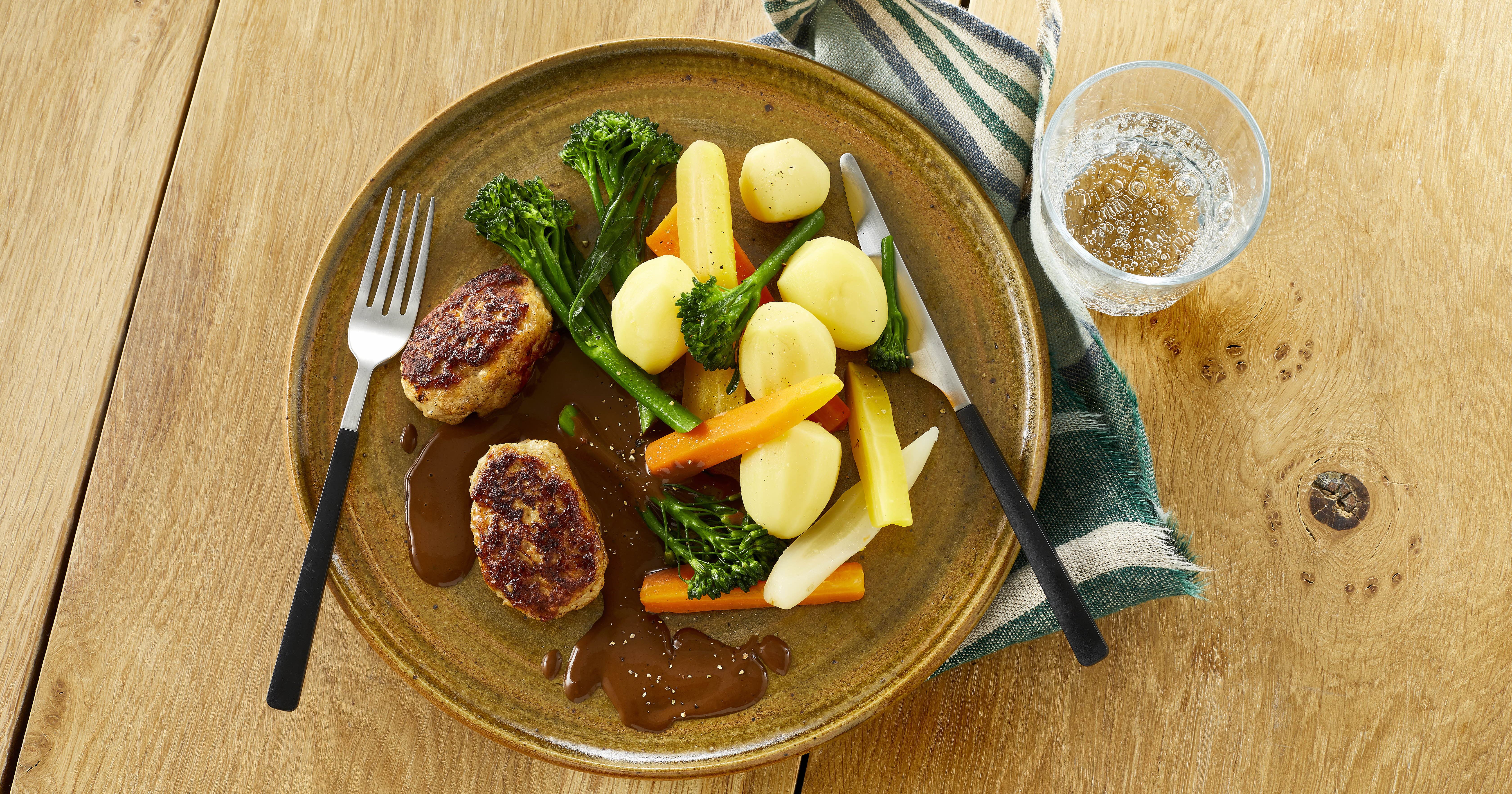 Frikadeller med sauce og kartofler