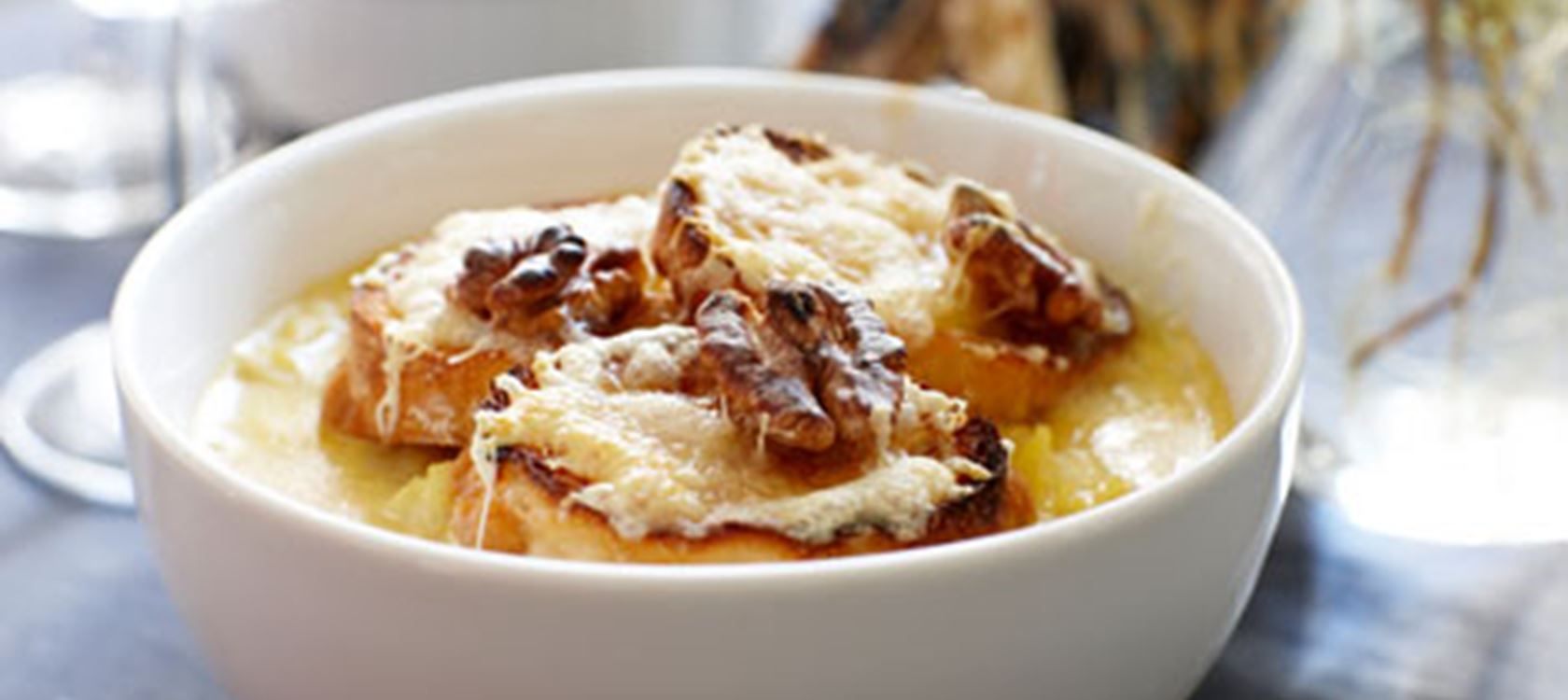 Ostegratineret pastinaksuppe med valnødder