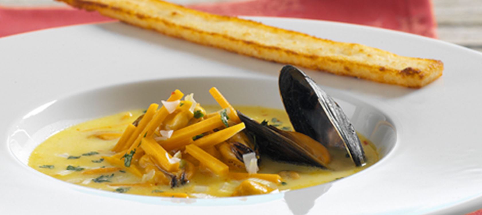 Muslingesuppe med karry og rismelsstænger