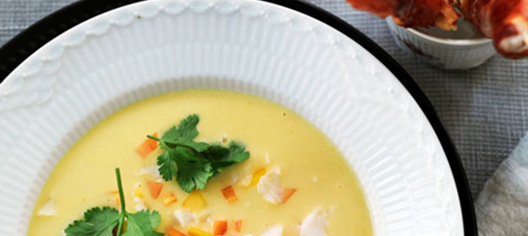 Eksotisk suppe med kyllingespyd i parmasvøb