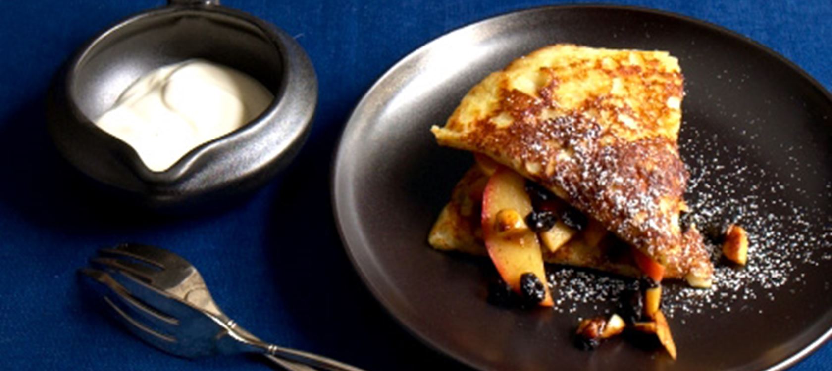 Tykke pandekagesnitter med æblekompot