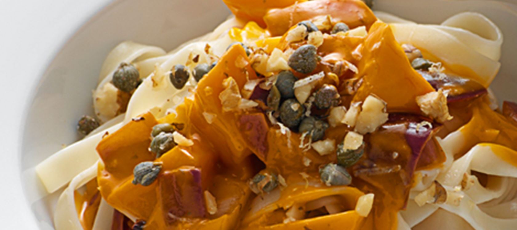 Pasta med hokkaido og valnødder