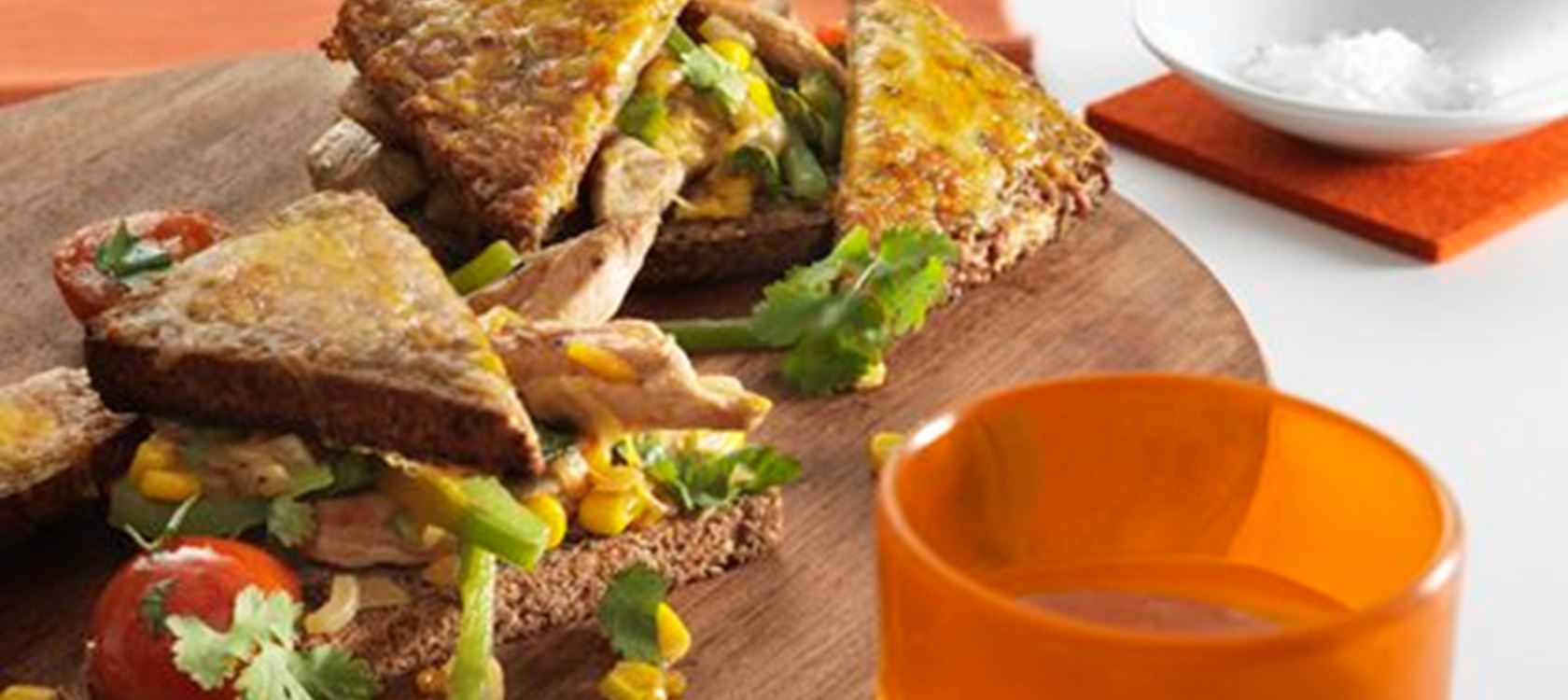 Lun rugbrødssandwich med koriander og chiliost