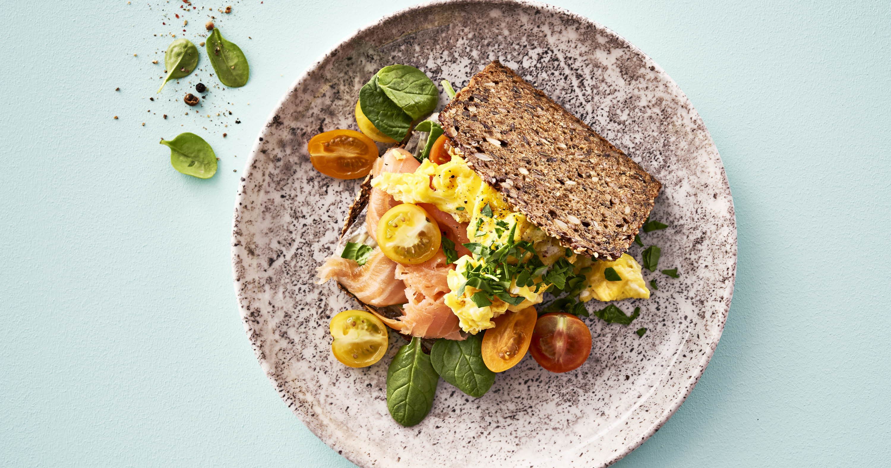 Rugbrødstoast med laks, spinat og røræg