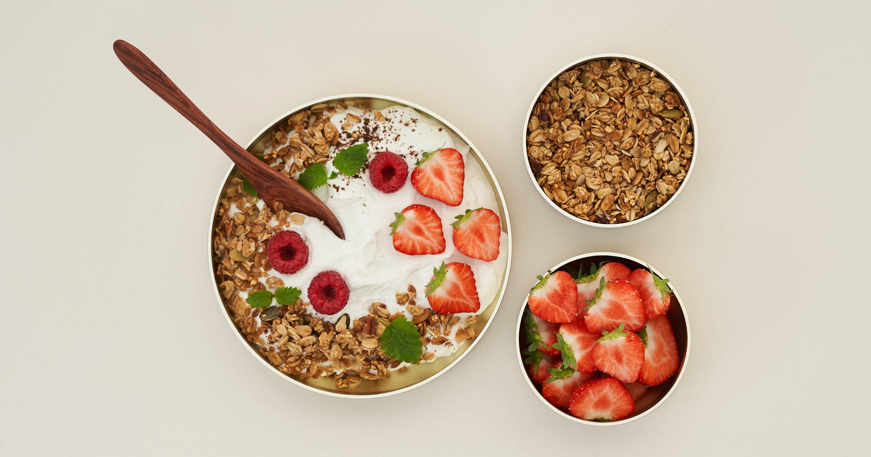 Skyr med vanilje, jordbær og granola