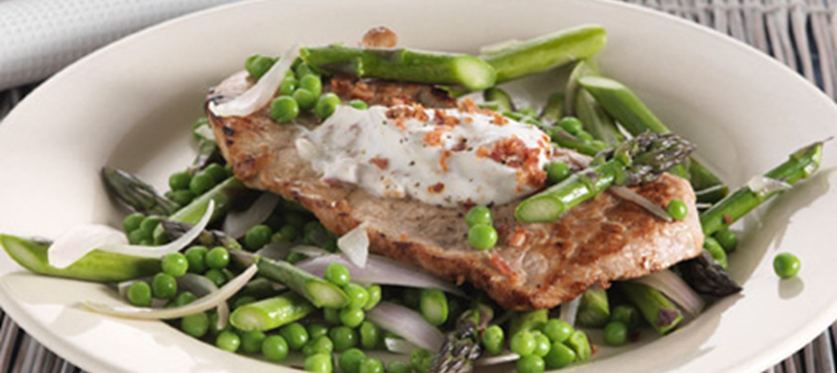 Skinkeschnitzler med grøntsager og bacondip