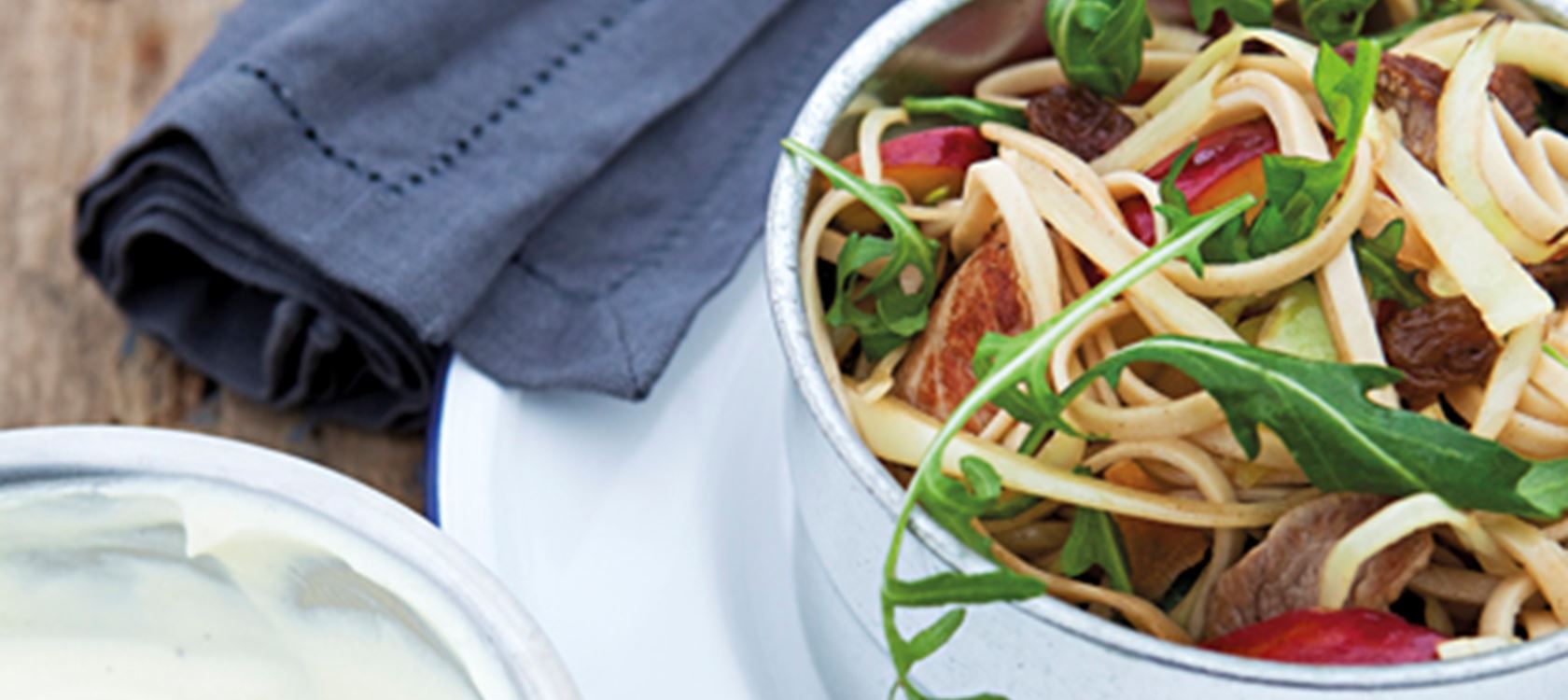 Wok med æble og hvidkål