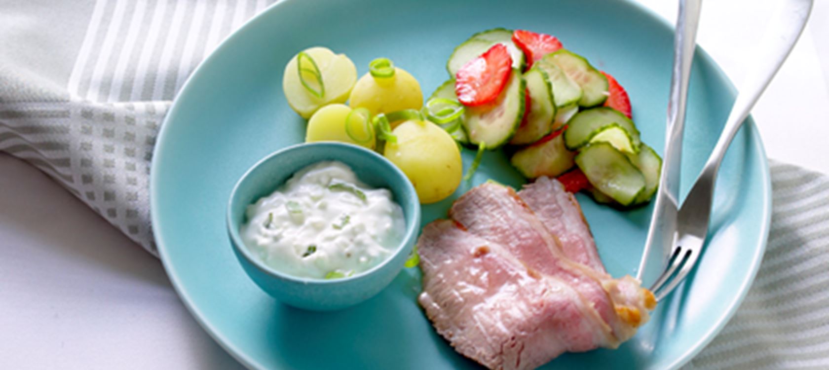 Kalv i hyldeblomst og sommerrelish