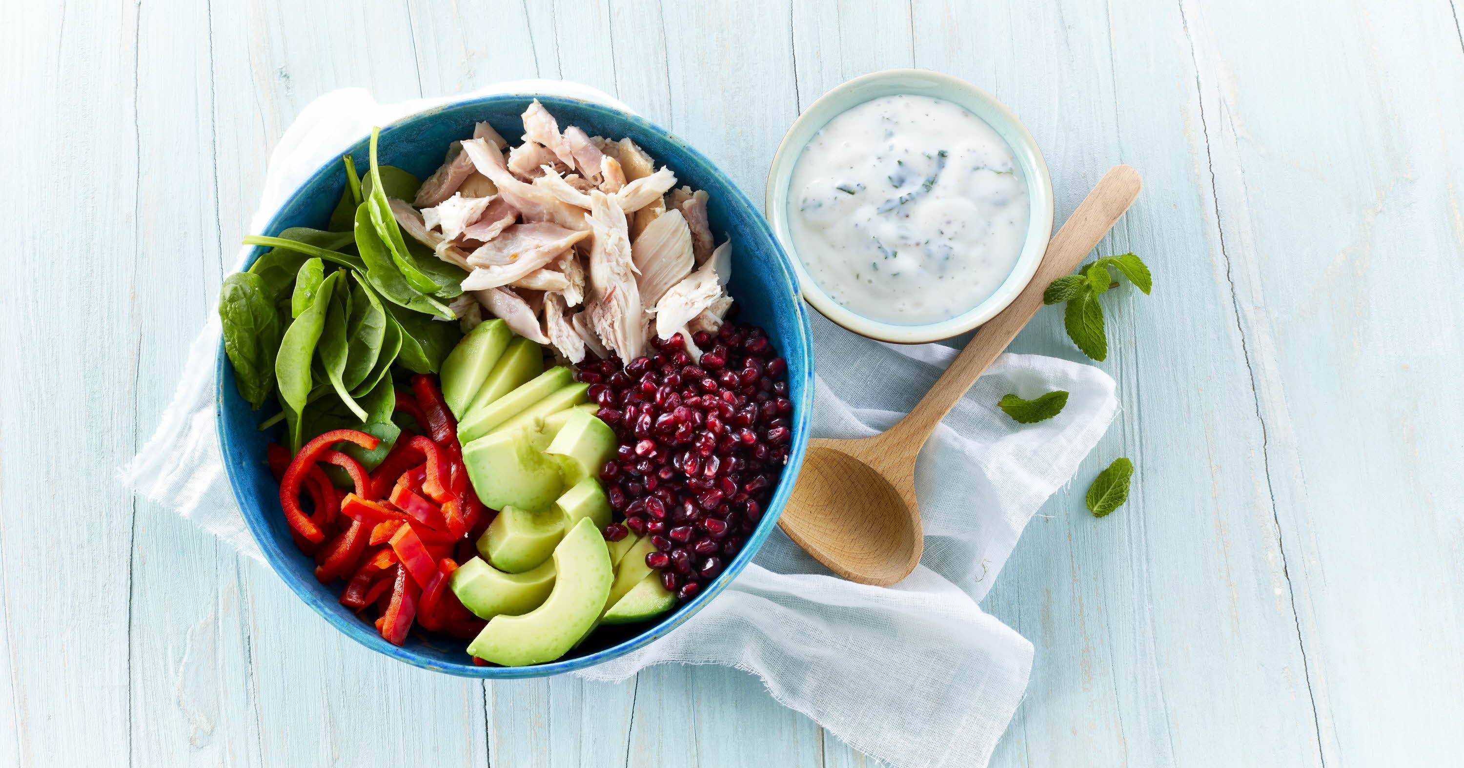 Salat med røget kylling, granatæble og avocado