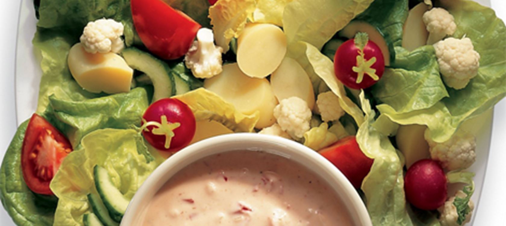 Salat med peberfrugtdressing