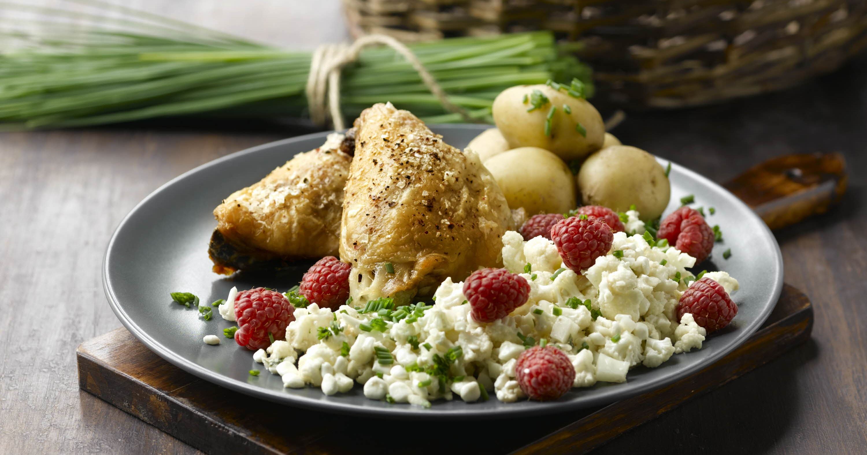 Blomkålssalat og stegte kyllingelår