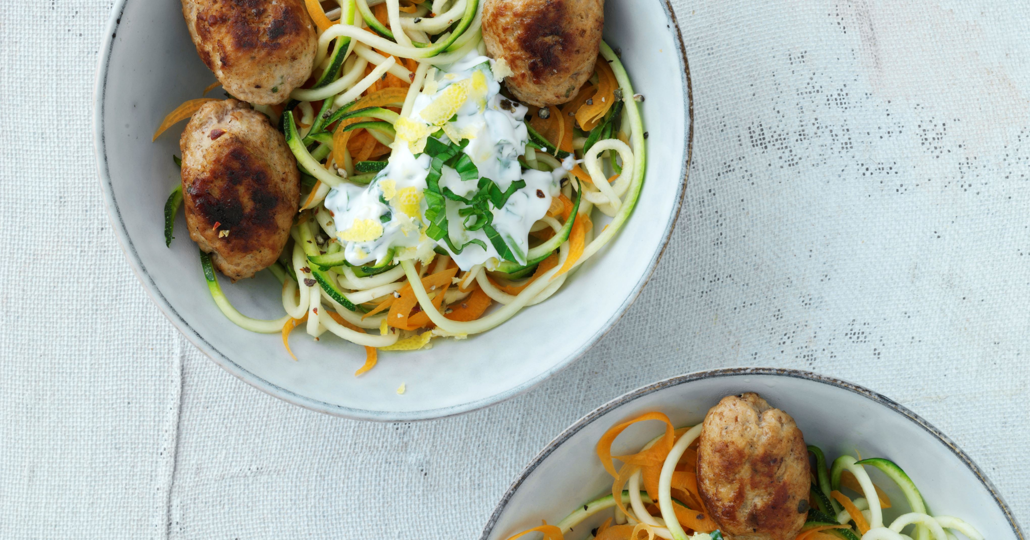 Frikadeller med hytteost og grøntsagsspaghetti