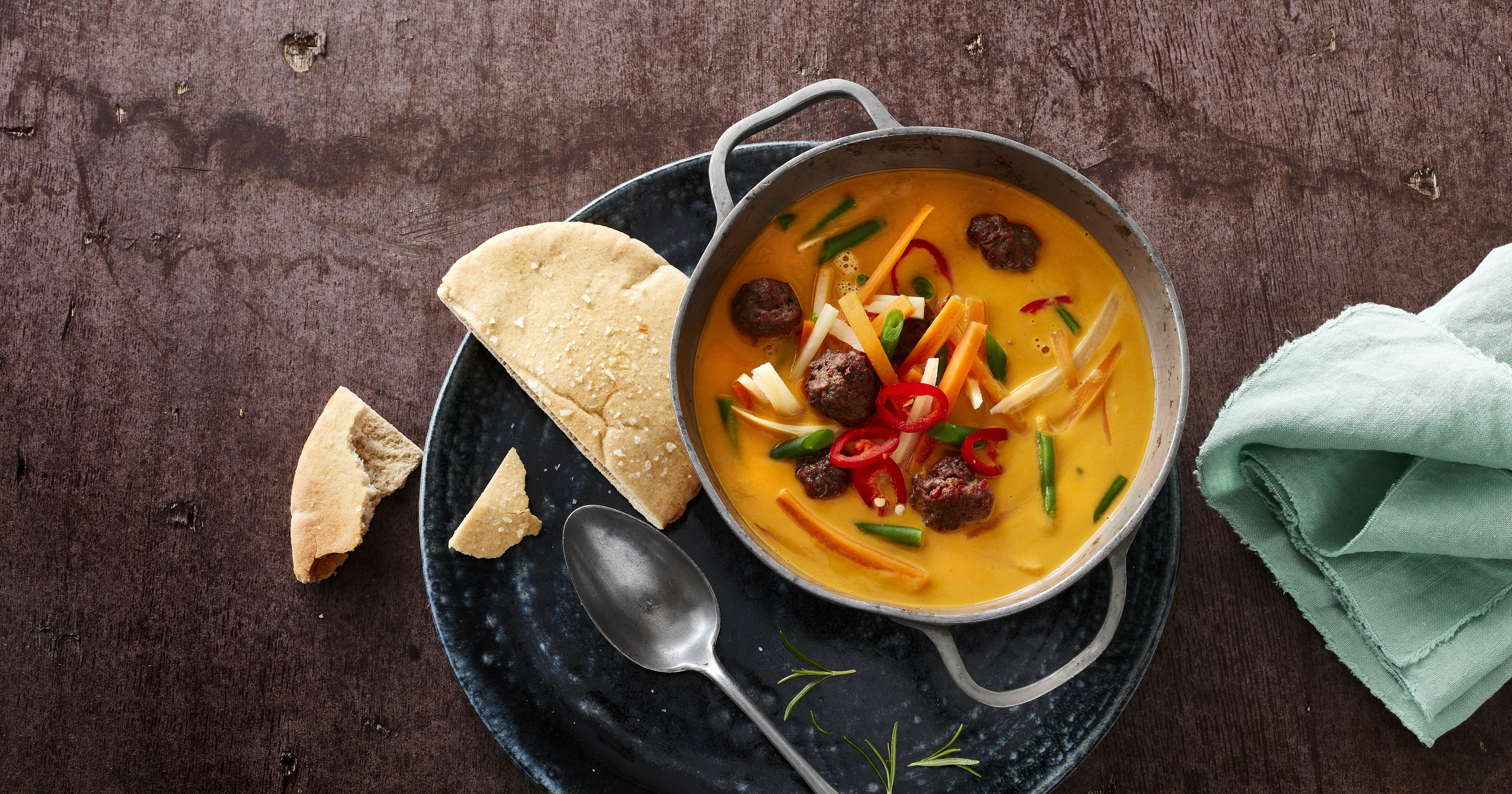 Græskarsuppe med chilikrydrede kødboller