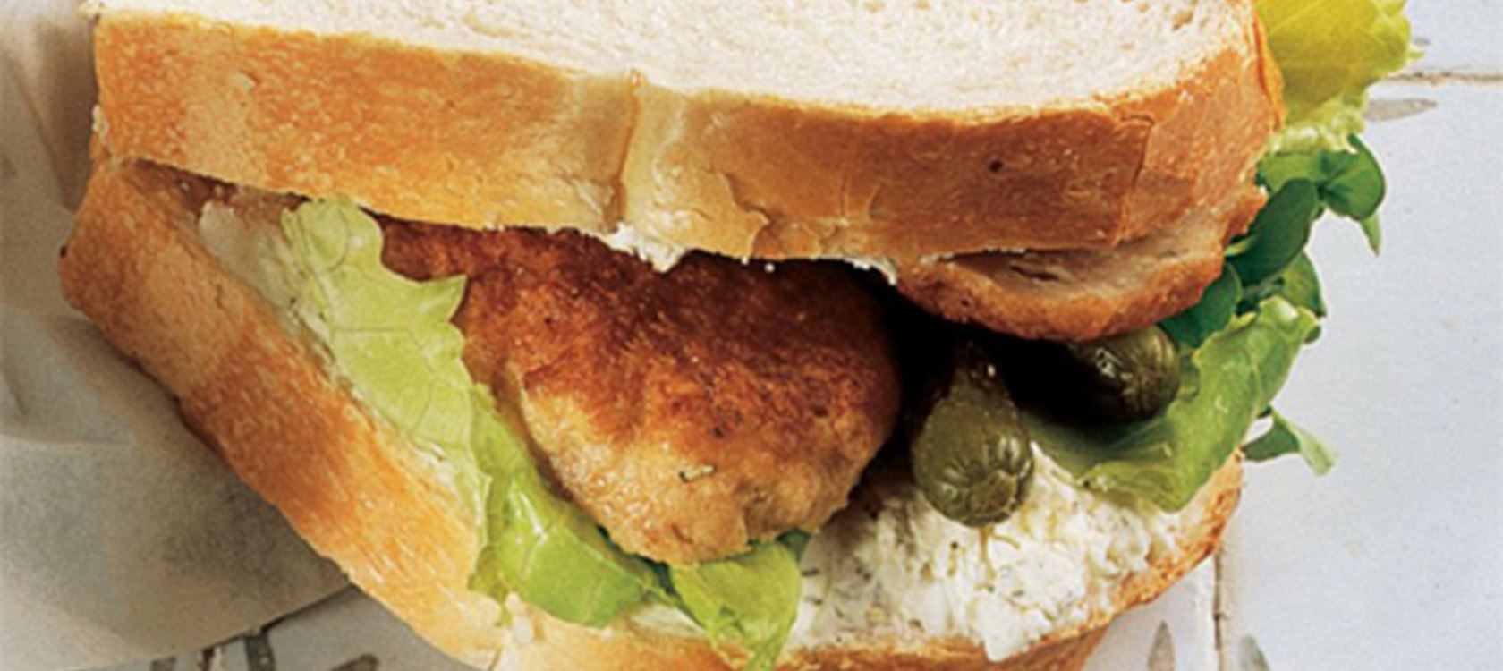 Sandwich med frikadelle og flødeost