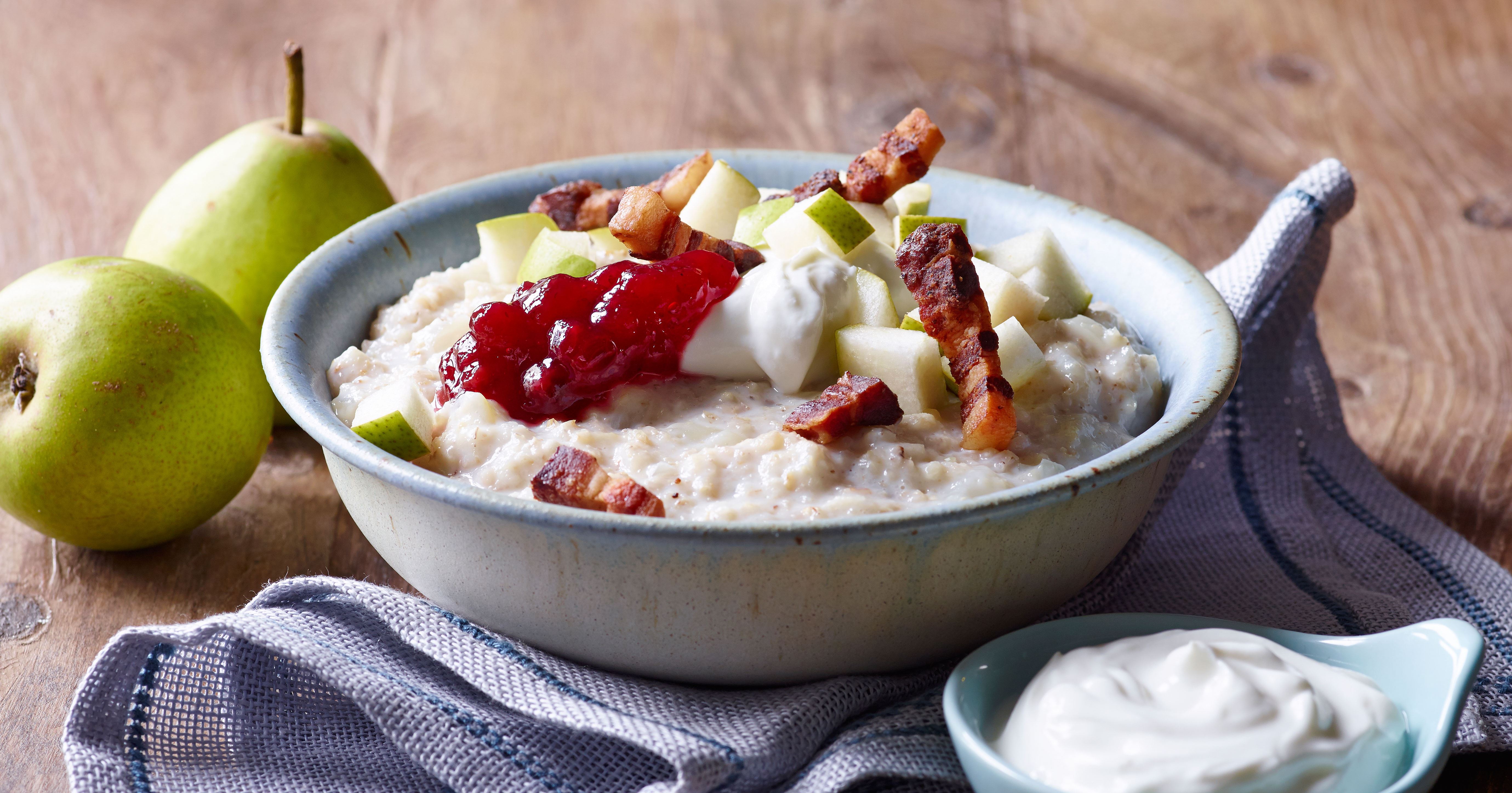 Byggrød med yoghurt, tyttebær og bacon