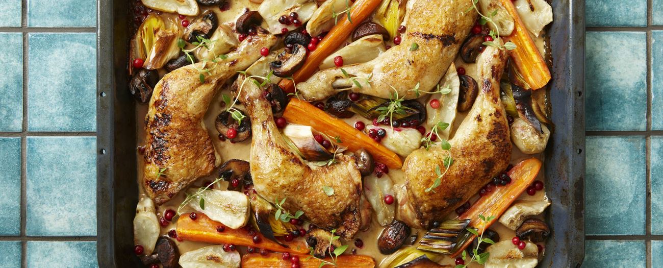 antage Overlevelse Lejlighedsvis Ovnstegte kyllingelår med grøntsager - Opskrift på lækker ovnret - Arla |  Arla