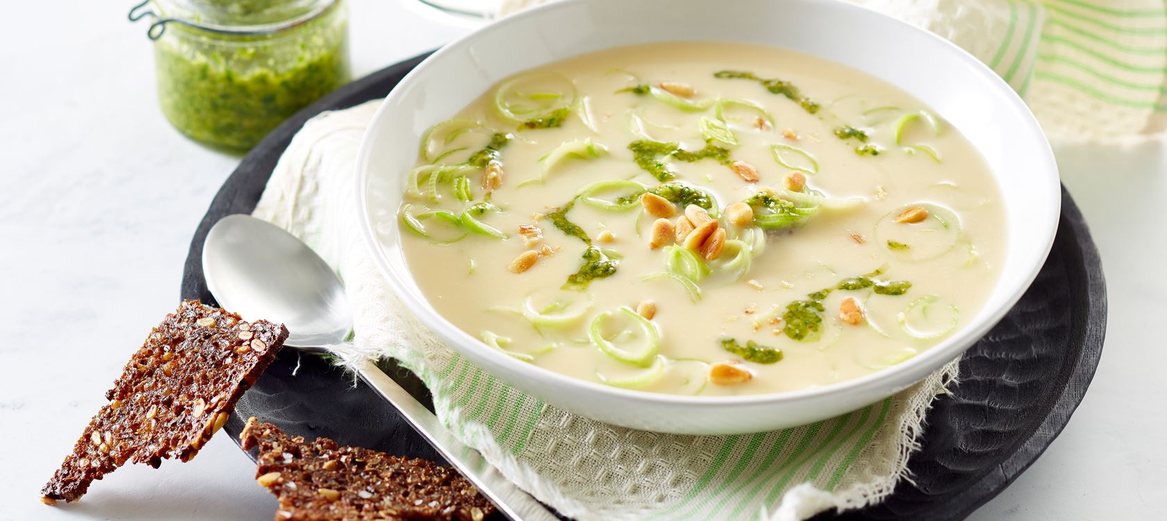 Kartoffelsuppe med rugbrødschips og hjemmelavet pesto