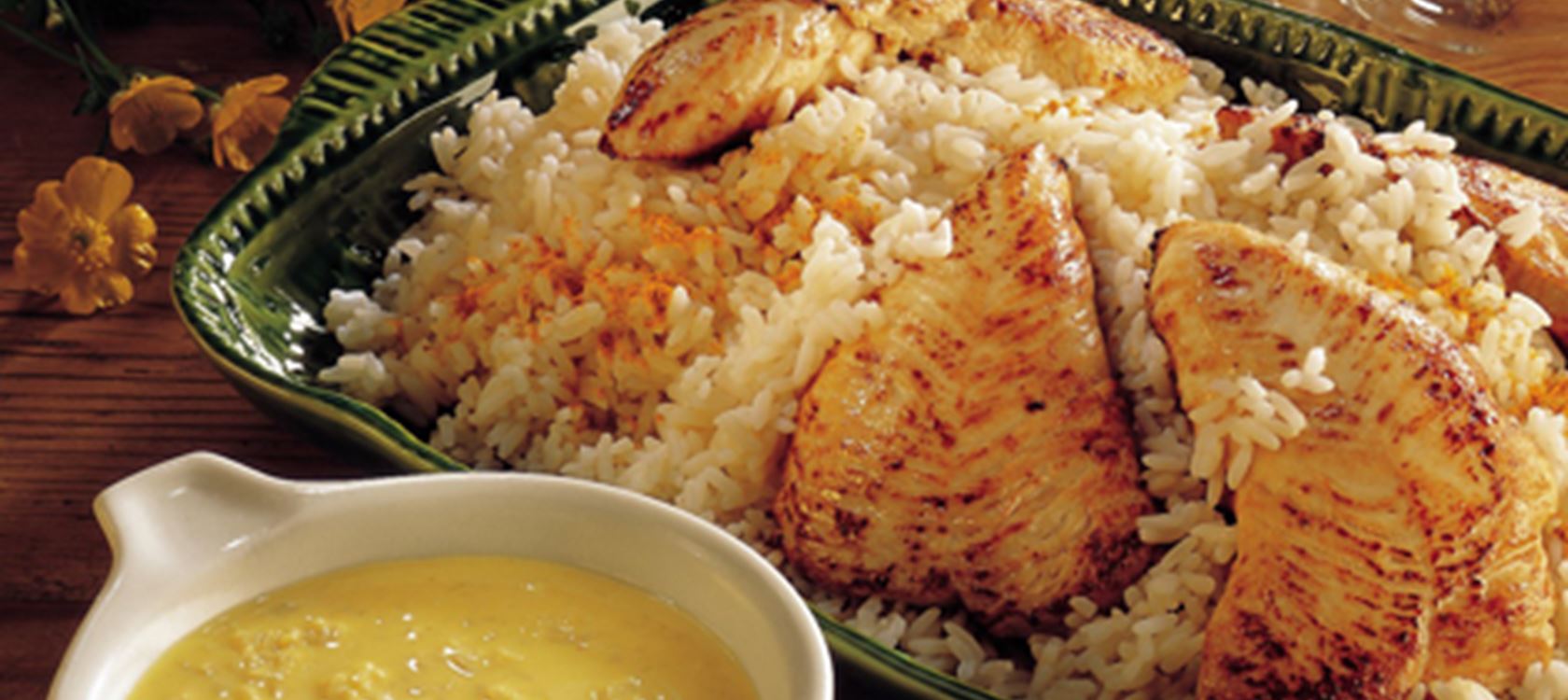 Varm karrysauce og kalkunschnitzeler